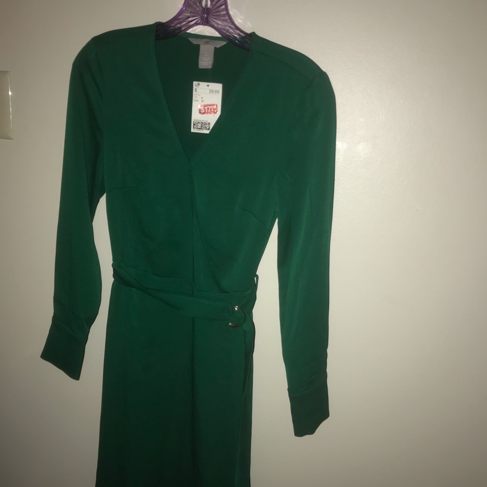 I’m selling a emerald green dress